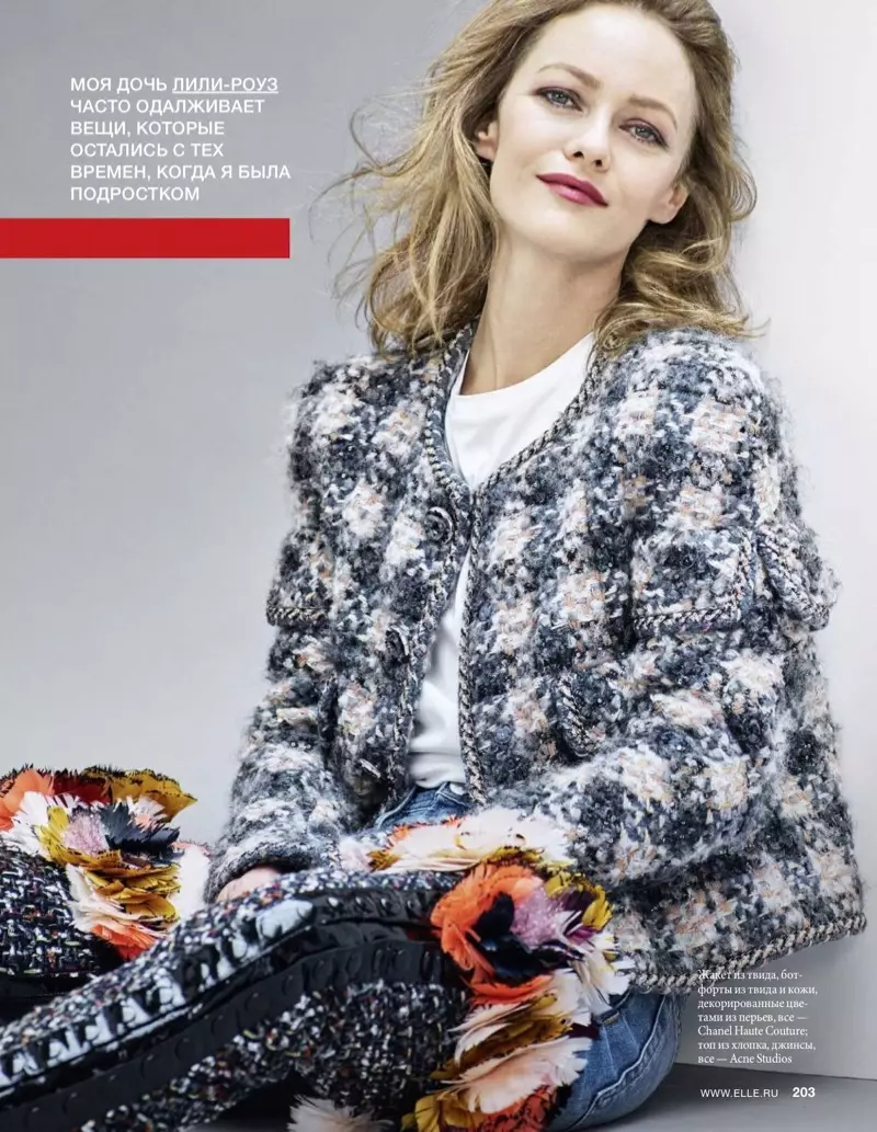 Ngagem jaket tweed sareng denim, Vanessa Paradis pose dina ensemble Chanel Haute Couture