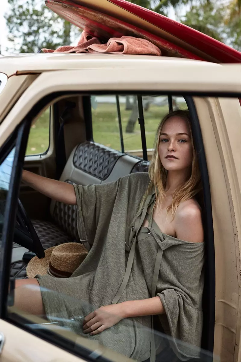 Descontraindo em grande estilo, Jean Campbell modela Vestido Zara com Decote Lace-Up