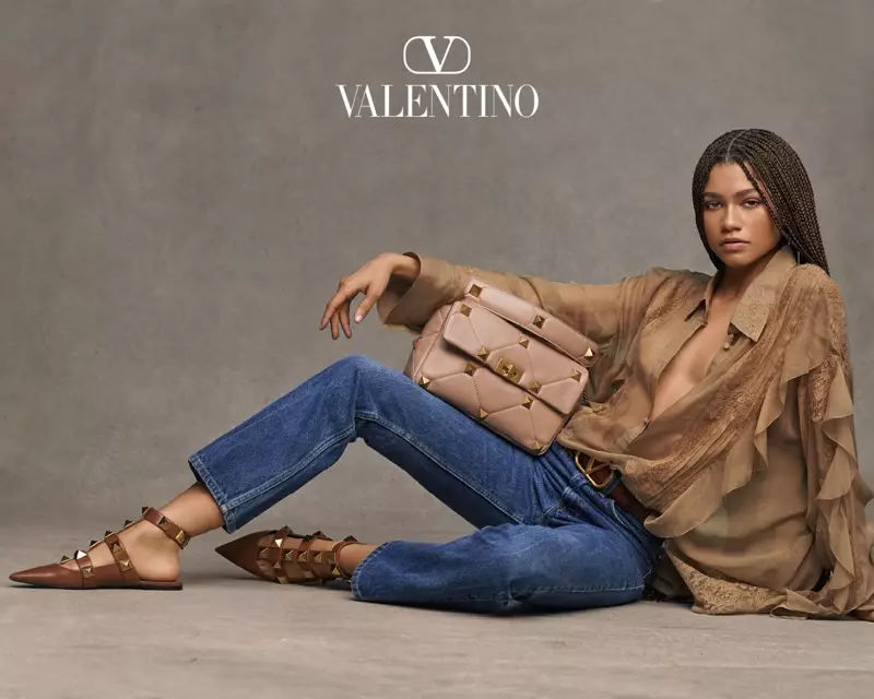 In Jeans trägt Zendaya die Kampagne von Valentino Collezione Milano.