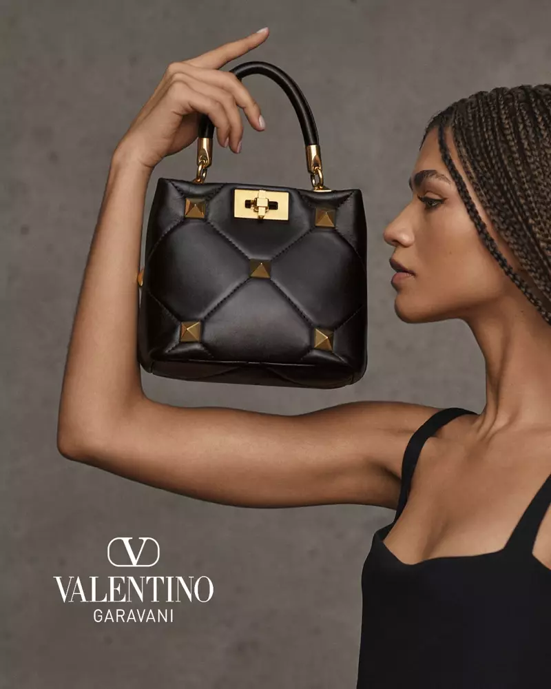 Η ηθοποιός Zendaya ποζάρει με τσάντα Valentino Roman Stud πάνω στο χερούλι.