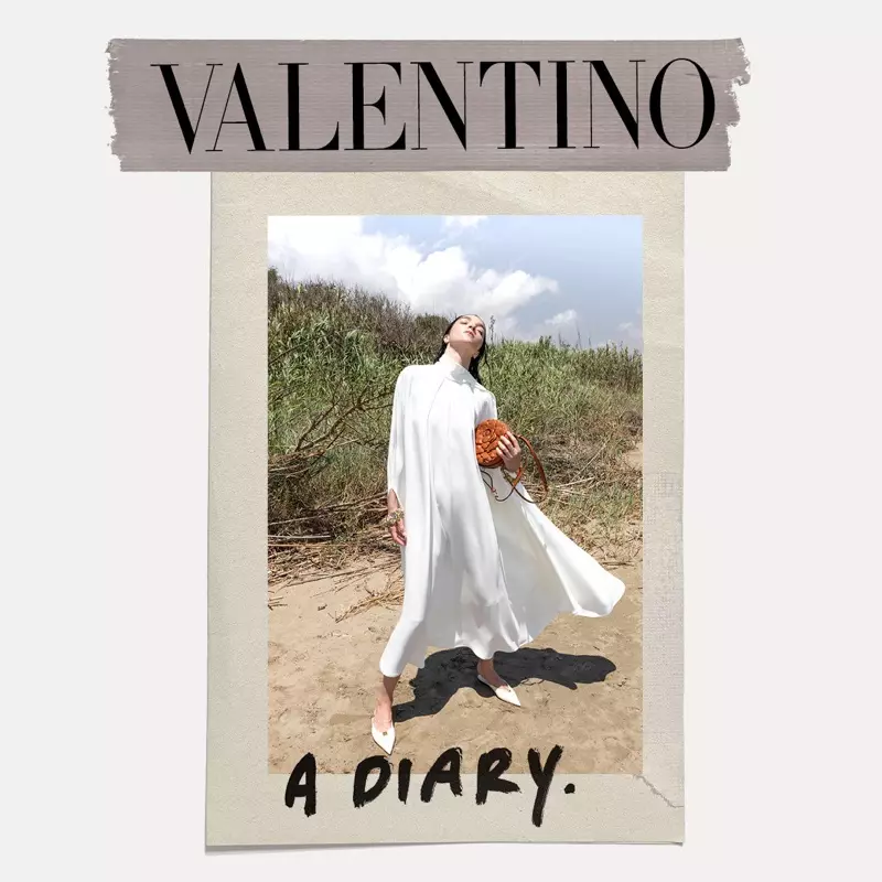 Modelka Mariacarla Boscono nosí biele šaty v kampani Valentino resort 2021.