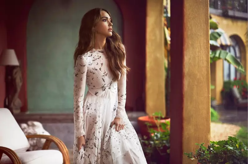 Jessica Alba színésznő Valentino mintás ruhában pózol