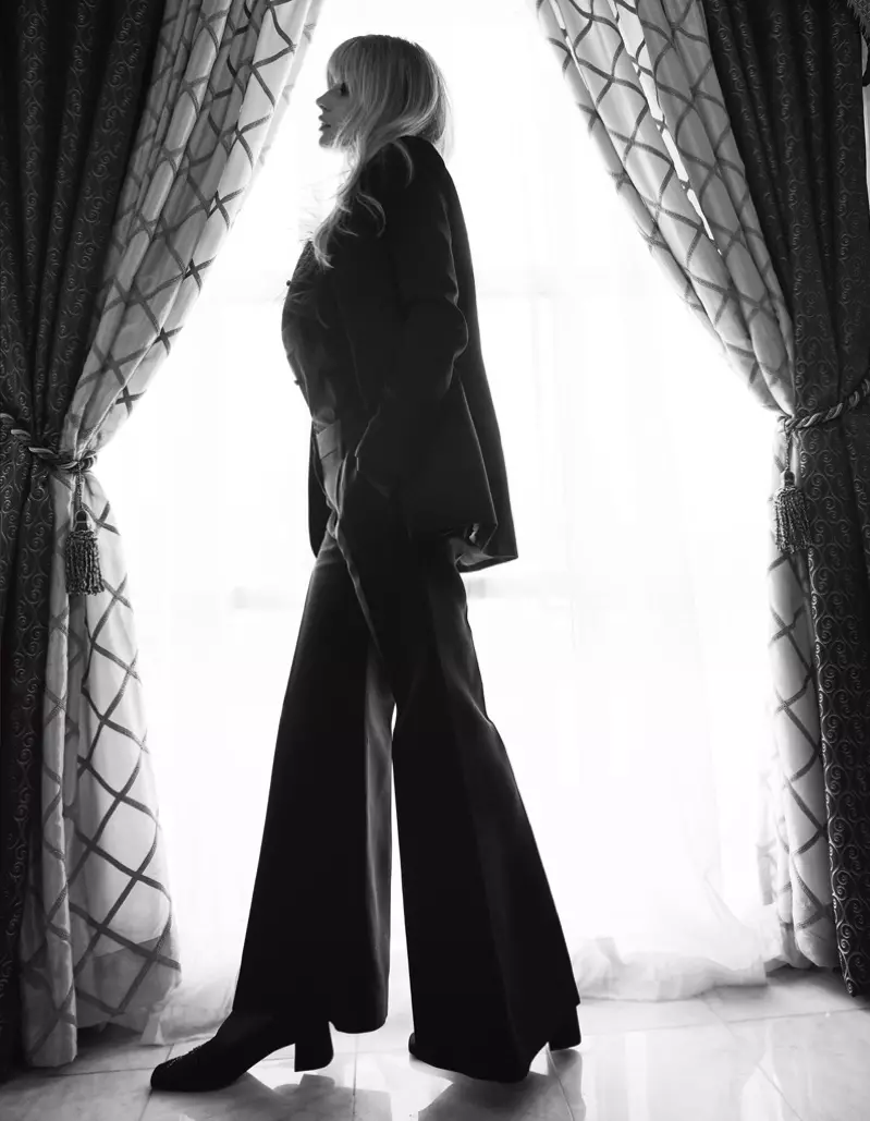 Alena Blohm posa in look total black per Marie Claire China