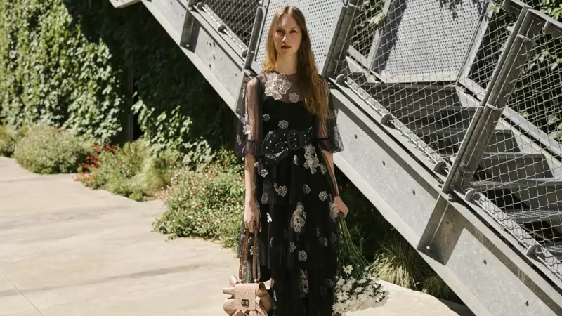 RED Valentino күзгі-қысқы 2020 науқанында романтикалық дизайн ерекшеленеді.