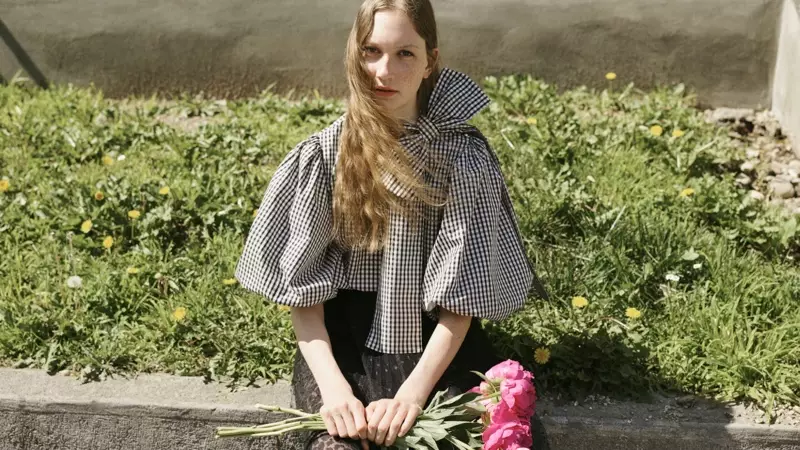 La modelo Teresa Lui posa para la campaña otoño-invierno 2020 de RED Valentino.