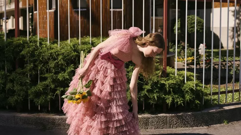 Les robes roses sont à l'honneur dans la campagne automne-hiver 2020 de RED Valentino.