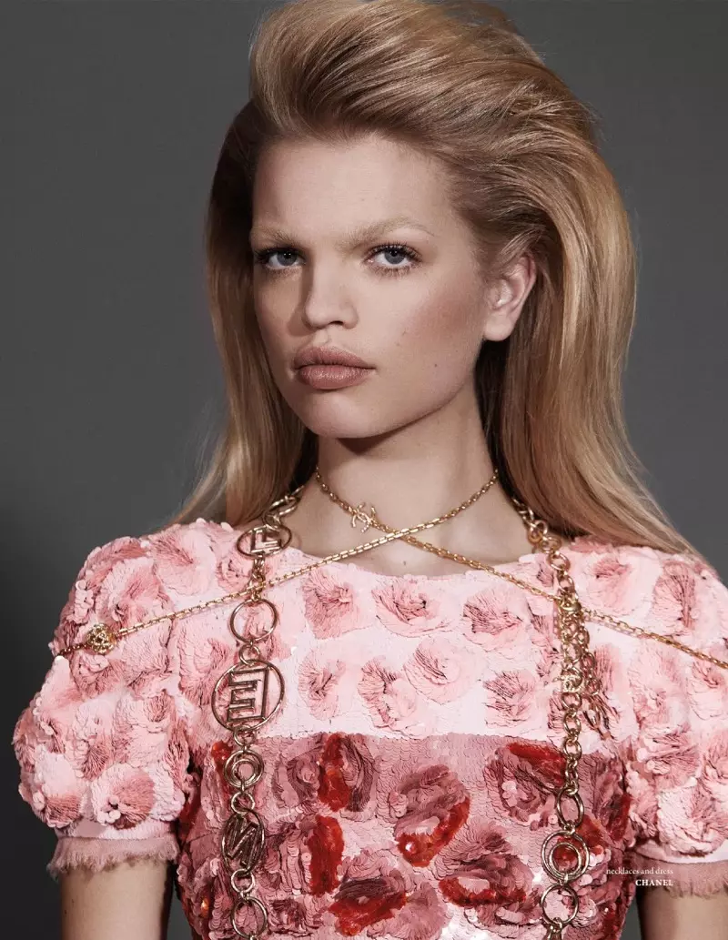 Vêtue de rose, Daphne Groeneveld porte un collier et une robe Chanel