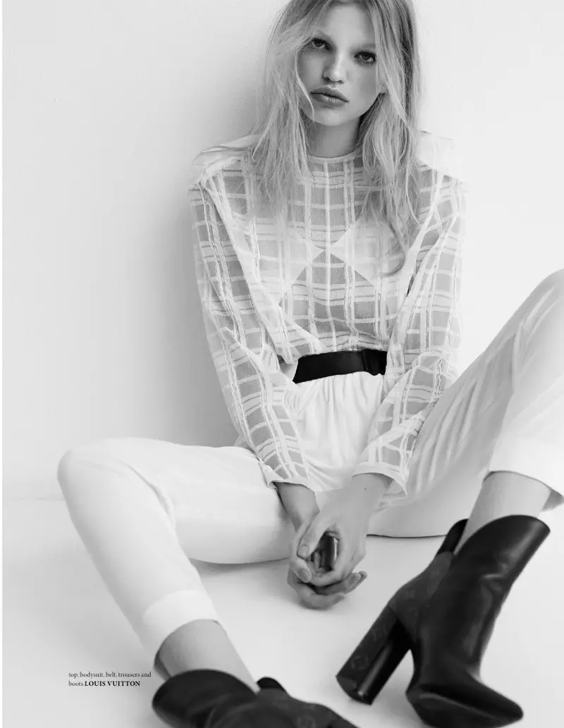 Photographiée en noir et blanc, Daphne Groeneveld porte un haut, un body, une ceinture, un pantalon et des bottes Louis Vuitton