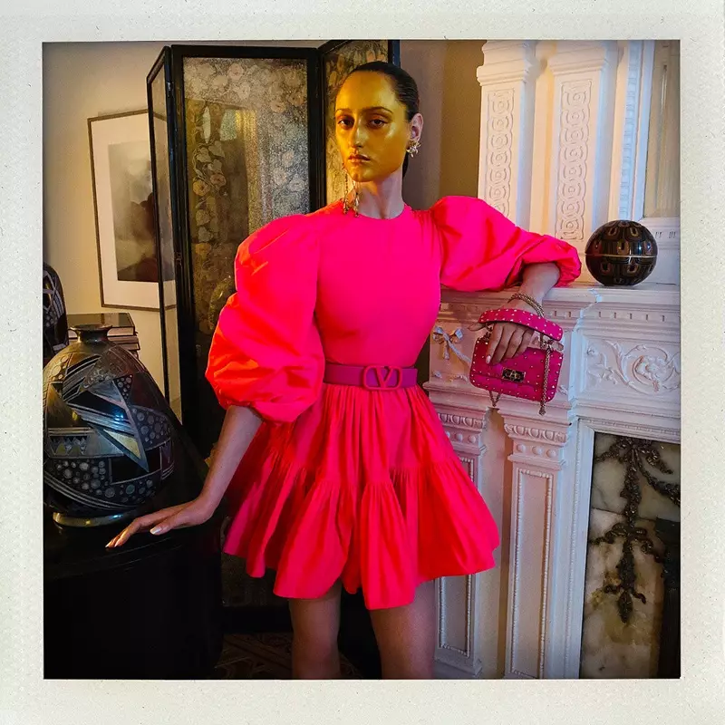 Jess Maybury ປະກົດຕົວໃນແຄມເປນ Valentino Fluo ພາກຮຽນ spring-summer 2020