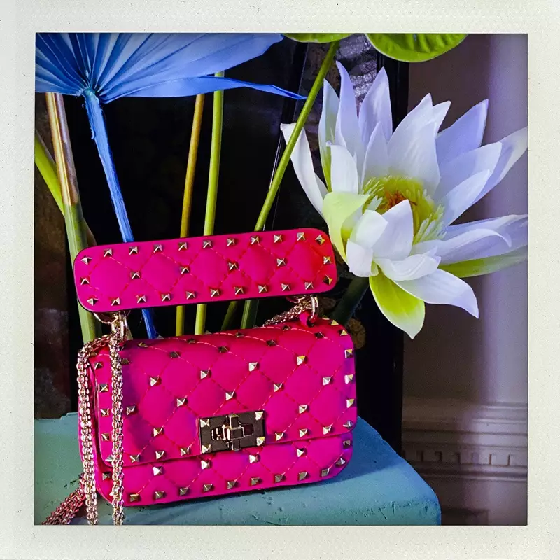 Valentino ไฮไลท์กระเป๋าถือ Fluo Rockstud Spike