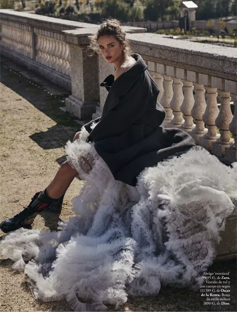 Jena Goldsack poseert in elegante mode voor ELLE Spanje