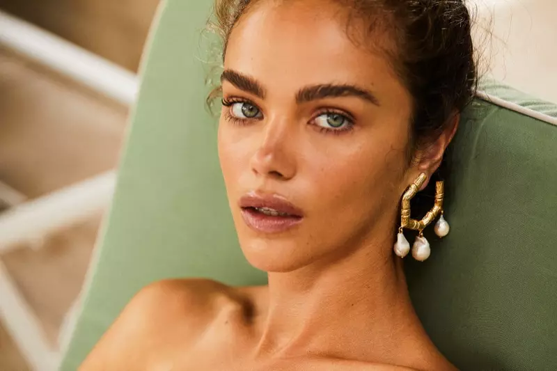 Jena Goldsack մոդելը Christie Nicolaides Lareina ականջօղեր