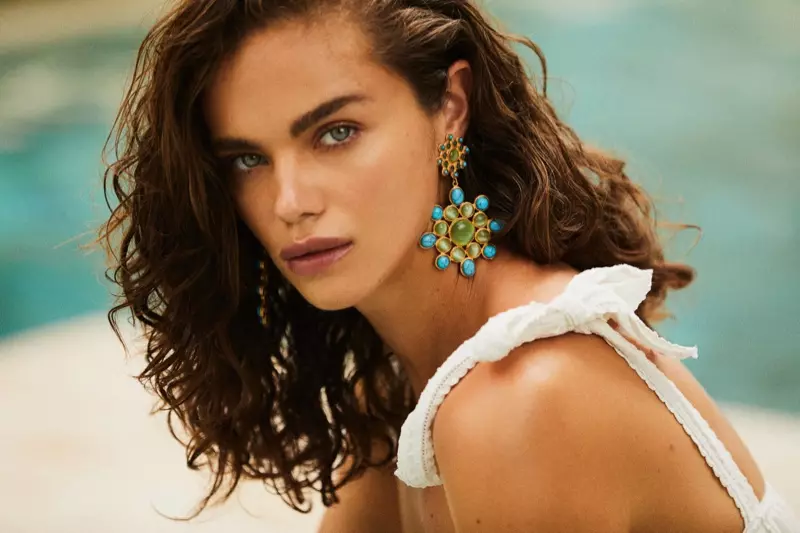 Jena Goldsack nēsā Christie Nicolaides Ursula auskarus