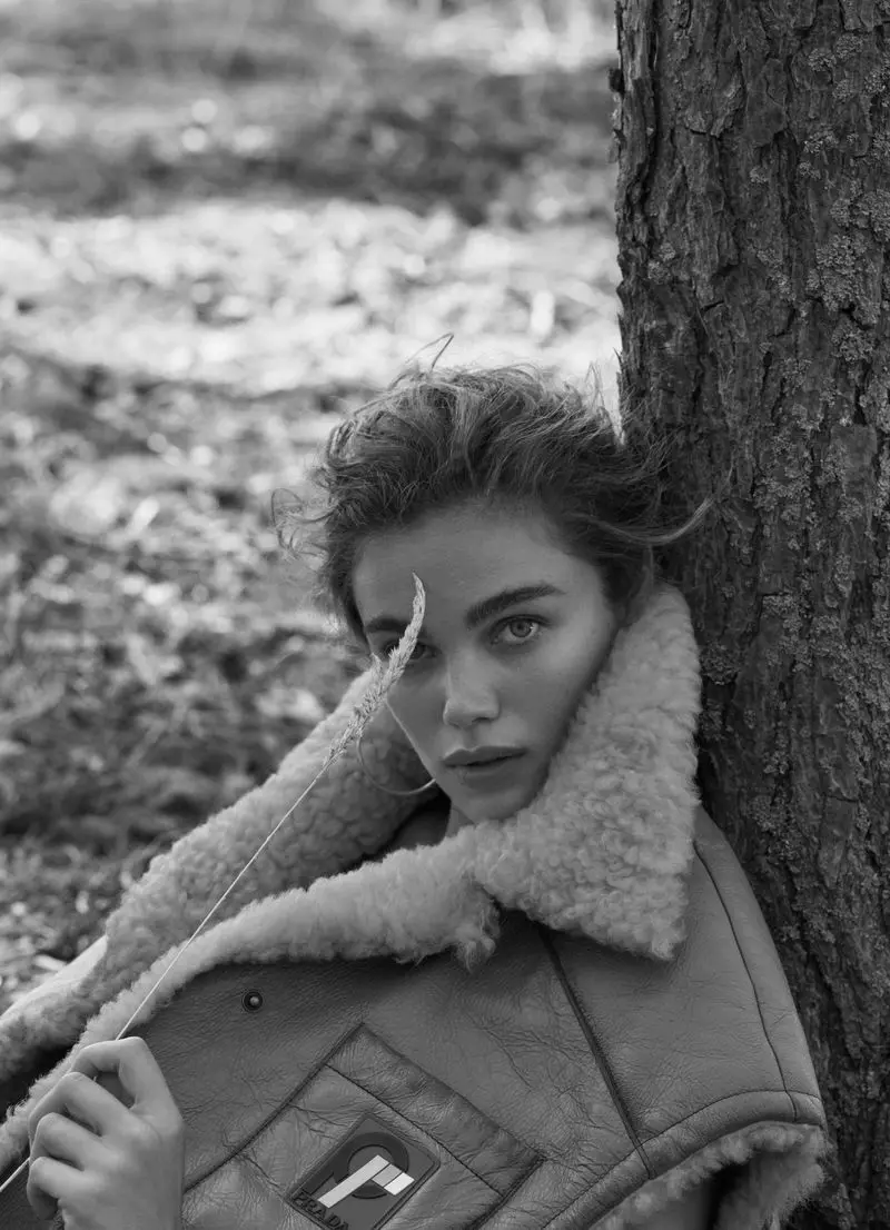 Jena Goldsack porte des vêtements d'extérieur pour Harper's Bazaar Ukraine