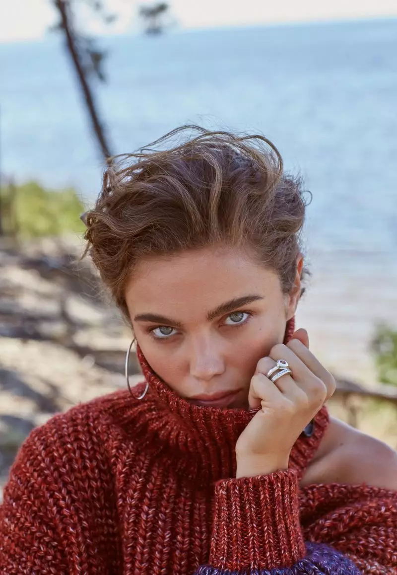 Jena Goldsack mặc đồ ngoài trời cho Harper's Bazaar Ukraine