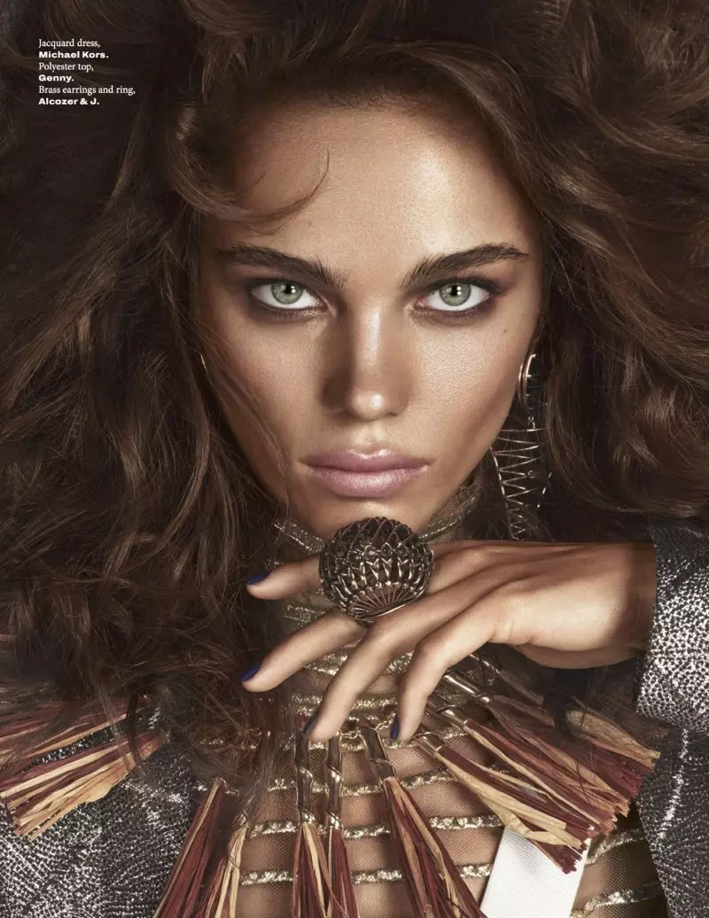 Jena Goldsack mallintaa L'Officiel Singaporen superhohtelevaa muotia