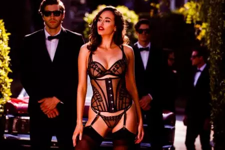 Sarah Stephens Membawa Kehangatan dalam Kempen 'Pengawal Badan' Honey Birdette