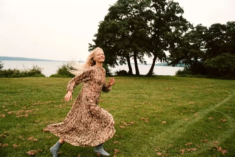 Frederikke Sofie poseert in een jurk in bohemian-stijl uit Zara's herfstcollectie 2021.