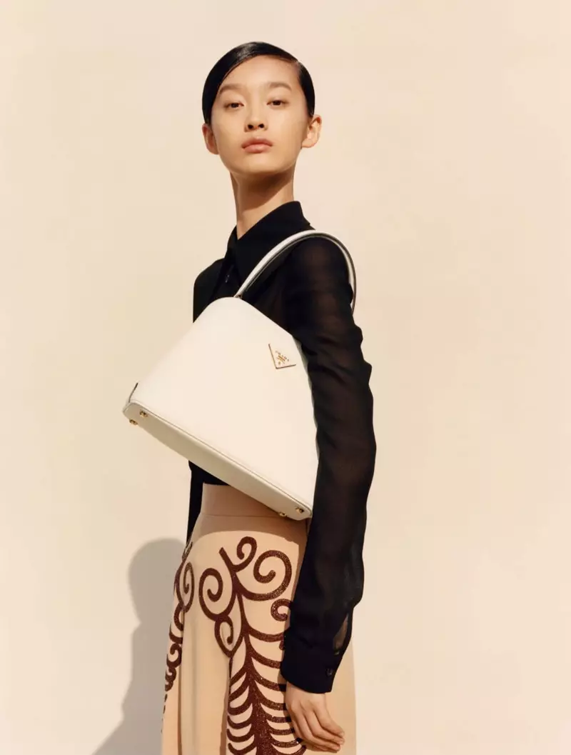 Nag-pose si Ruiqi Jiang sa Prada spring-summer 2020 campaign