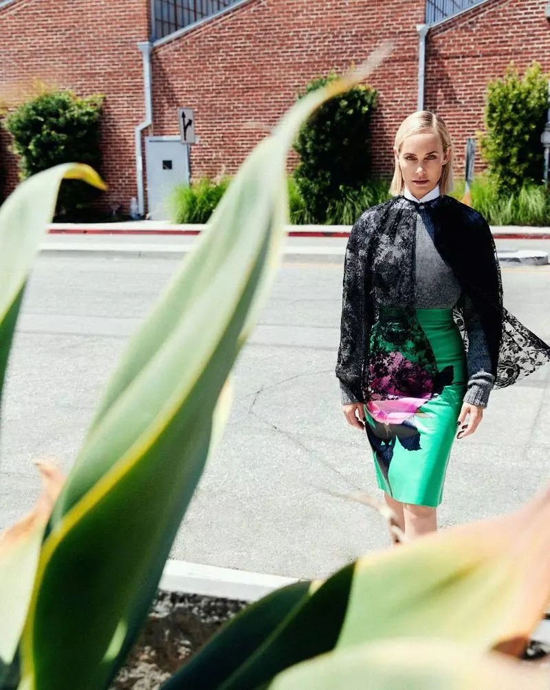 Amber Valletta Charms in Prada Designs vir Vogue Korea