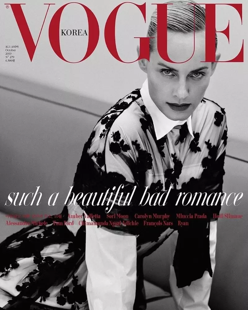 Amber Valletta Charms sa Prada Designs para sa Vogue Korea