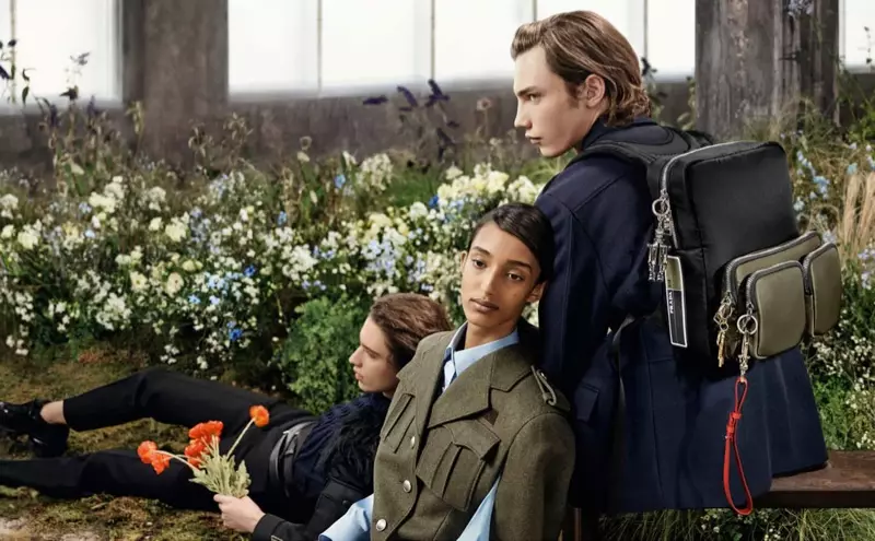 Prada, 2019 sonbahar-kış kampanyasını çiçekler arasında belirliyor