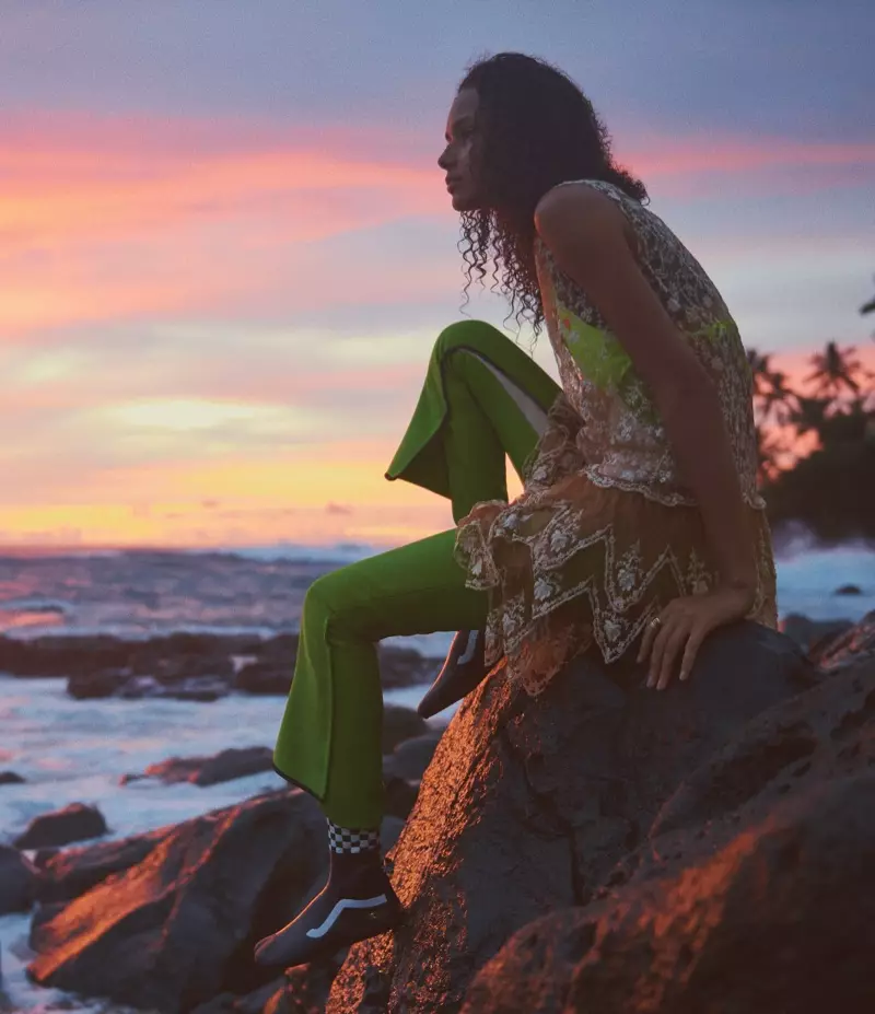 Binx Walton pren el sol a Hawaii per a WSJ. Revista