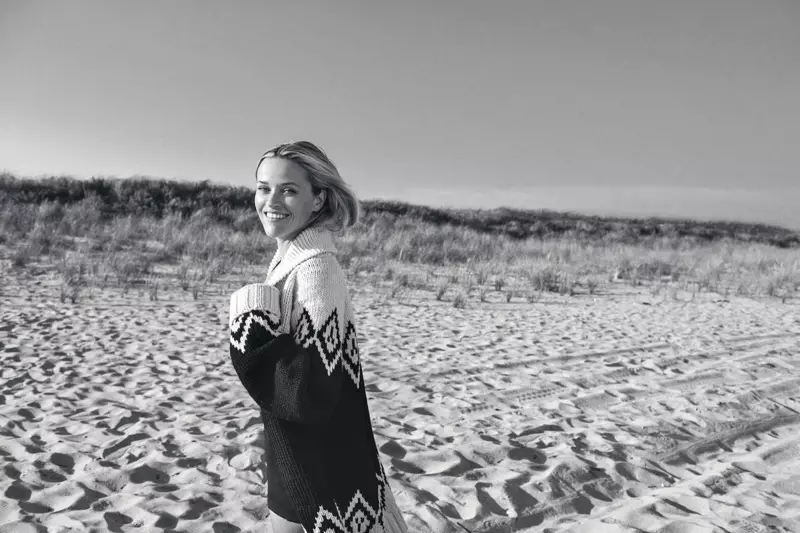 Posando na praia, Reese Witherspoon usa suéter Marc Jacobs