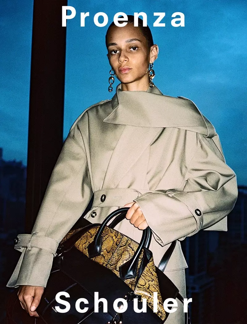 Mae Model Binx Walton yn ymddangos yn ymgyrch hydref-gaeaf 2019 Proenza Schouler