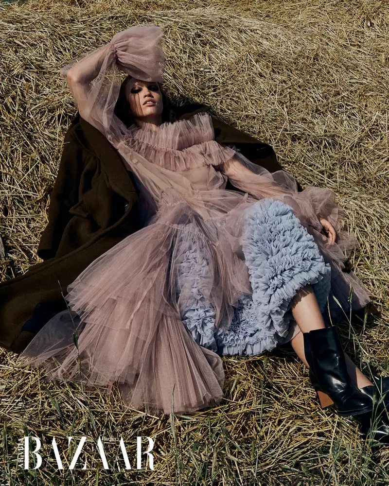 Patricia Zajacova modelira avangardne stilove za Harper's Bazaar Arabia