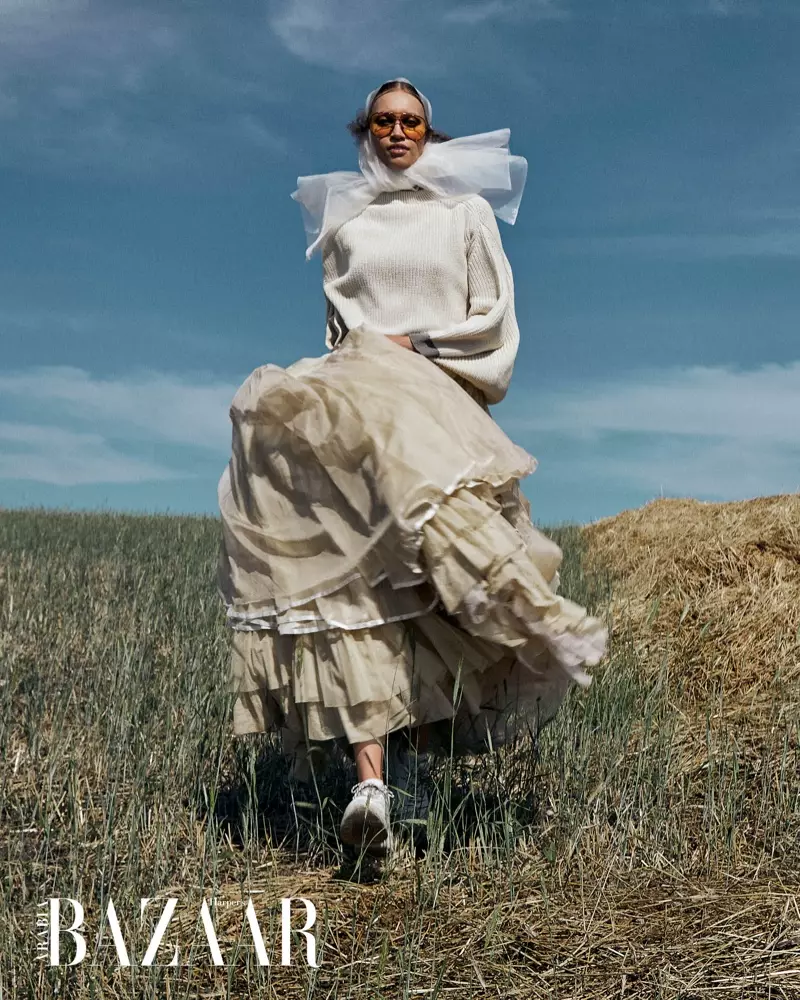 Patricia Zajacova modellerar avantgardistiska stilar för Harper's Bazaar Arabia