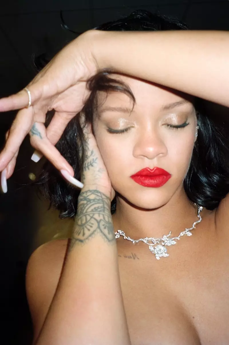 D'Rihanna weist eng rout Lipfaarf, poséiert an Dior Fine Jewelry