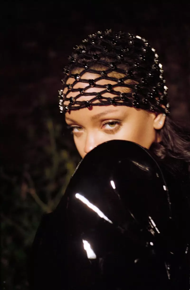 Rihanna er tilbúin fyrir nærmyndina sína og situr fyrir í Saint Laurent útliti