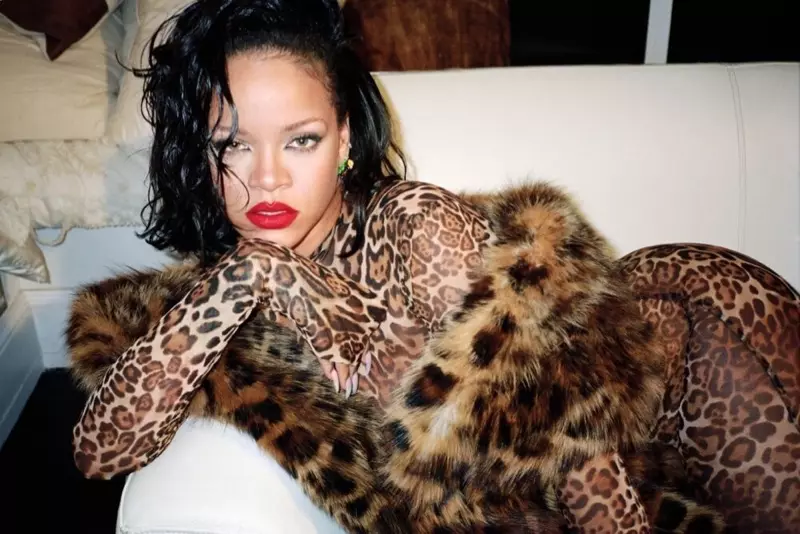 Rihanna memakai catsuit Laquan Smith dengan anting-anting Dior dan stola Saint Laurent