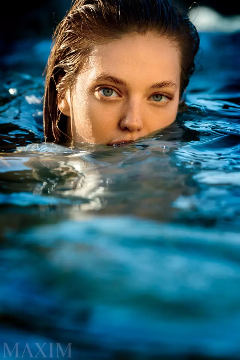 Emily DiDonato သည် Maxim Cover Shoot တွင် Swimsuit Stunner ဖြစ်သည်။
