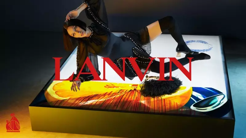 Lanvin frapetas Bella Hadid por sia kampanjo aŭtuno-vintra 2021.