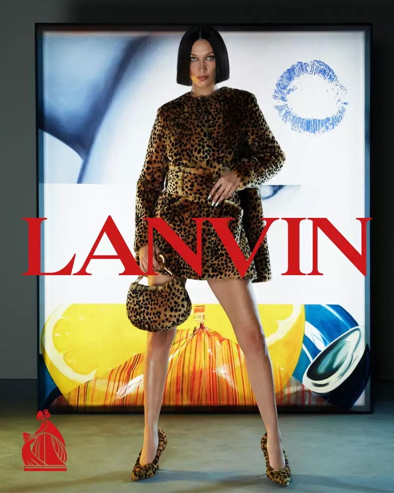 Lanvin nampilkeun Bella Hadid dina tampilan cetak sato pikeun kampanye usum gugur-usum 2021.