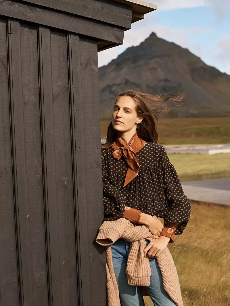 Top de seda con botóns en capas de Madewell con tapa de corazón, camisa de seda con volantes de pescozo e plumas de pavo real, suéter de cárdigan con cremalleira acanalada e vaqueiros skinny ríxidos con remaches e hilos