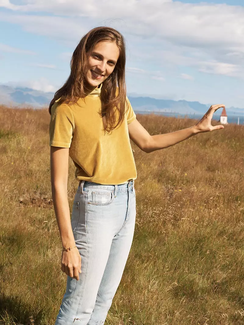 Madewell Velvet Mockneck Tee, Jeans Musim Panas Sampurna dina Wash Fitzgerald sareng Gelang Engsel Nilai Wajah