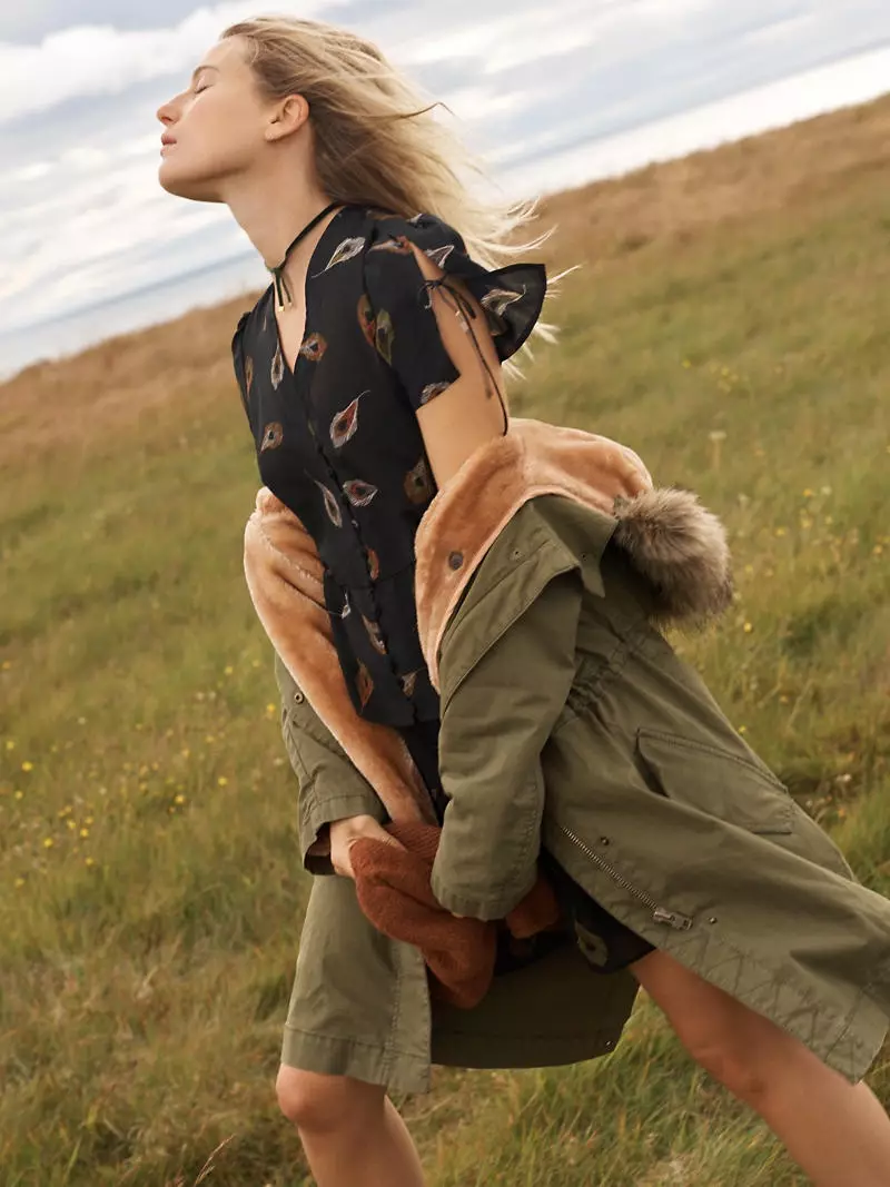 Madewell Bedford Fishtail Parka, Silk Belle Top in Feathers, Ruffle-Edge Skirt in Feacock Feathers និង Velvet Layered Choker Necklace