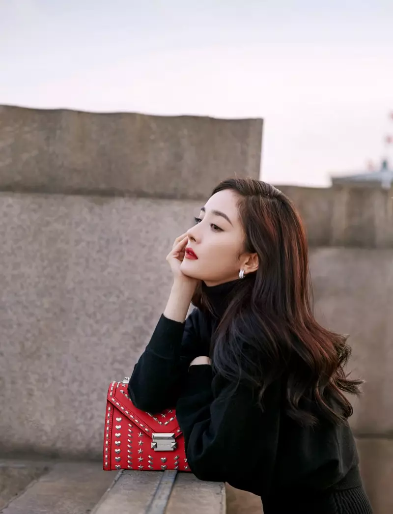 Yang Mi posa com bolsa Yang Mi x Michael Kors Whitney