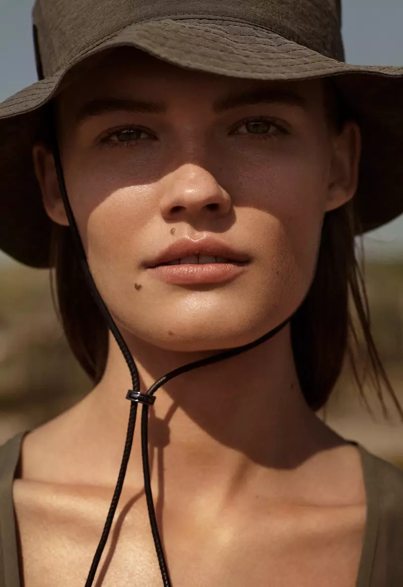 Elsemarie Riis obtient son gros plan dans la collection printemps-été 2021 de Massimo Dutti Natural Elements.