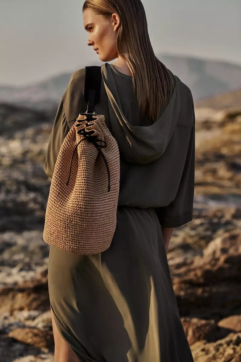 Nag-pose si Elsemarie Riis para sa editoryal ng Massimo Dutti Natural Elements spring-summer 2021.