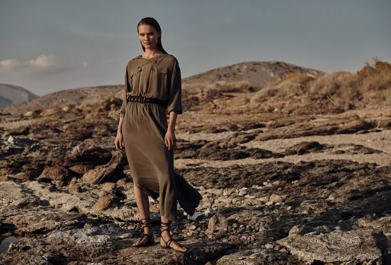 Massimo Dutti වසන්ත-ගිම්හාන 2021 එකතුවේ මධ්‍යස්ථ ප්‍රවණතාව දක්වයි.