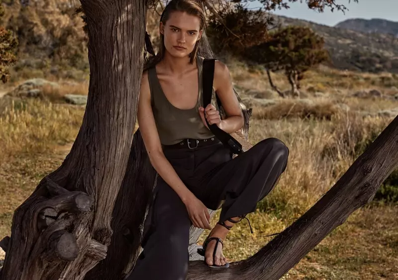 Massimo Dutti, 2021 ilkbahar-yaz koleksiyonu için nötr stillere odaklanıyor.