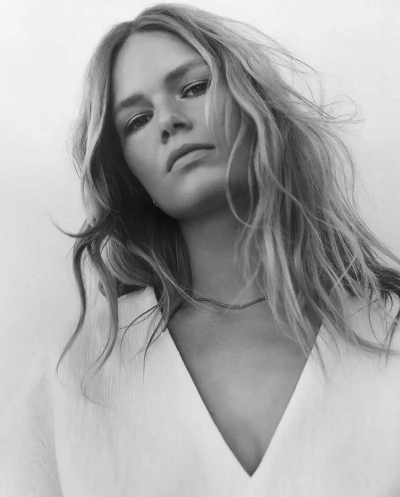 Anna Ewers Massimo Dutti Cahier de Voyage 2021eko udaberri-udako joera gidaren aurrean.