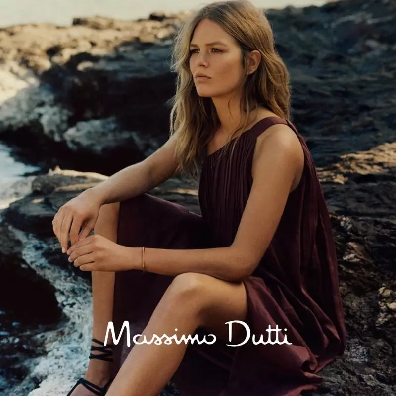 Anna Ewers, Massimo Dutti Cahier de Voyage ilkbahar-yaz 2021 trend rehberi için poz veriyor.