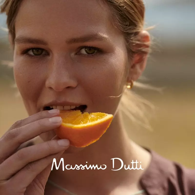 Itheann Anna Ewers oráiste i dtreoir stíl Massimo Dutti.