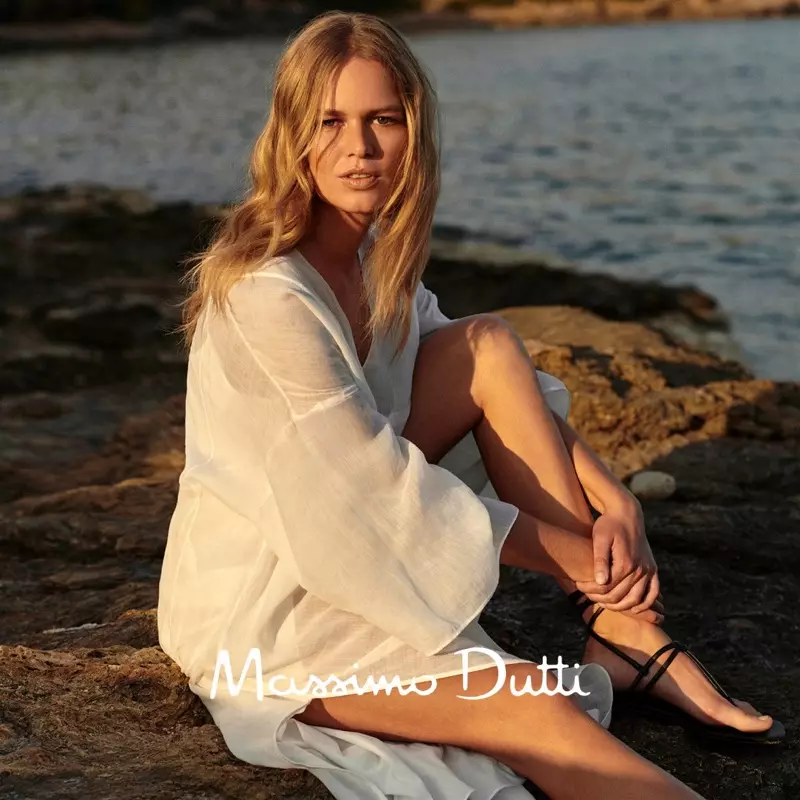 Anna Ewers 模特 Massimo Dutti 长袍。