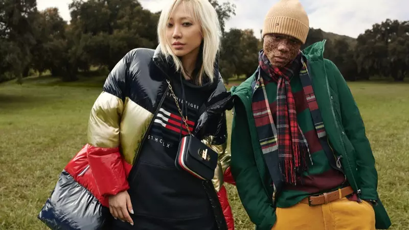 Soo Joo Park posa con Ralph Souffrant para a campaña outono-inverno 2020 de Tommy Hilfiger.